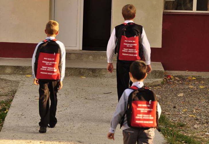 44 de mii de ghiozdane roşii au fost împărţite elevilor băcăuani din mediul rural