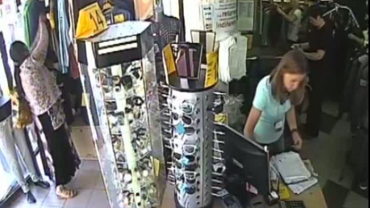 O femeie a furat un hanorac dintr-un magazin şi l-a ascuns sub fustă