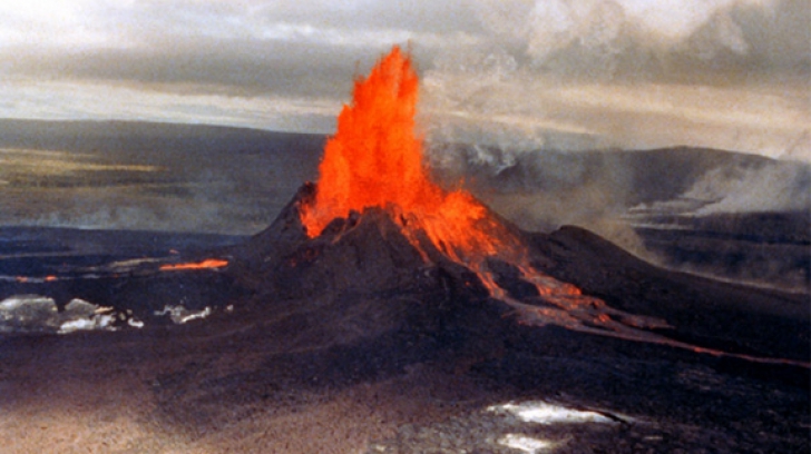 Un vulcan din Hawaii a erupt