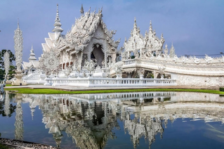 Templul Alb din Thailanda pare desprins dintr-o poveste