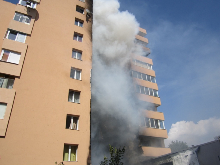 EXPLOZIE într-un bloc de locuinţe din Suceava. Patru locatari intoxicaţi cu monoxid de carbon