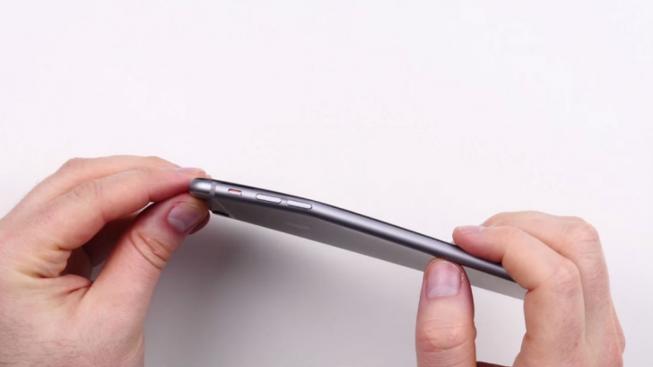 Samsung a UMILIT Apple cu un gadget din 2013. iPhone 6 costă mult, dar rezistă puțin