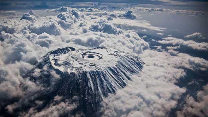 Vârful Uhuru Peak din masivul Kilimanjaro