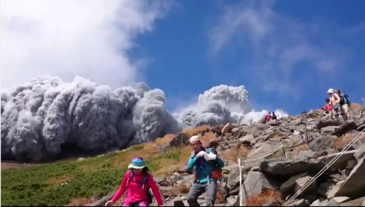 Erupție la Muntele Ontake din Japonia: un mort și zeci de răniți