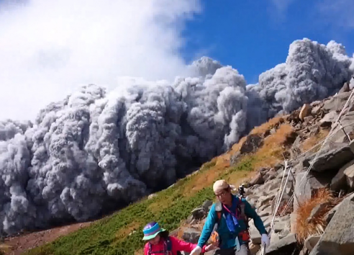 Zeci de oameni au murit în urma erupţiei vulcanului Ontake
