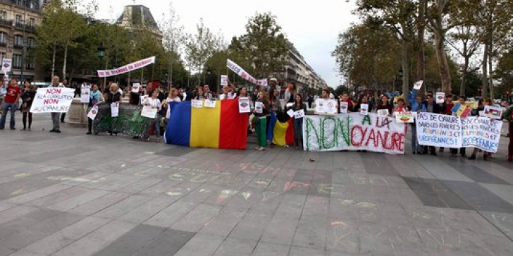 Proteste la Paris față de acțiunile politicienilor din România
