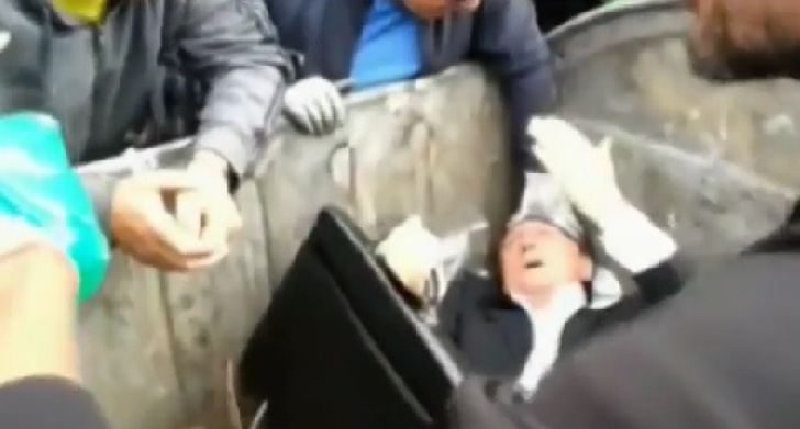 IMAGINI ŞOCANTE: Un parlamentar a fost aruncat la gunoi. Oamenii l-au lovit SERIOS