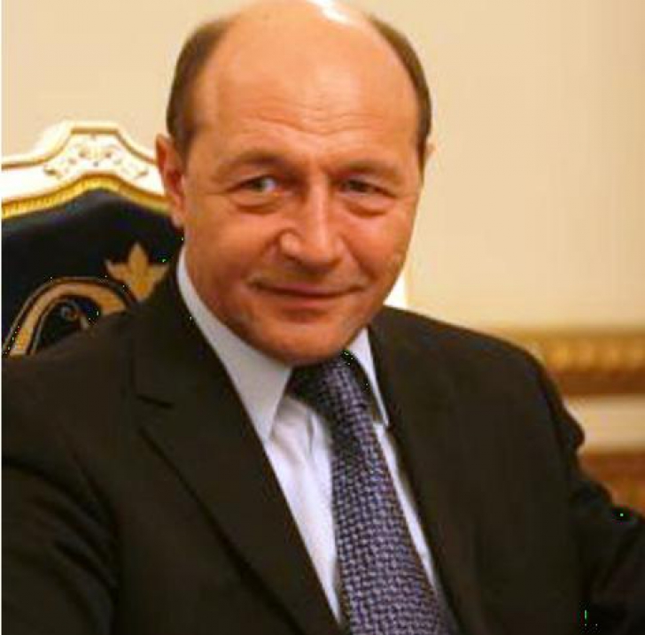 Băsescu: Îi urez "La mulţi Ani!" lui Crin Antonescu şi îl felicit că nu şi-a făcut ziua pe stadion