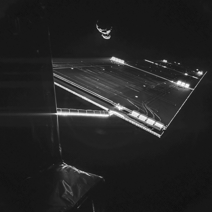 Cometa 67P/ Ciuriumov-Gherasimenko, fotografiată de pe sonda spaţială Rosetta