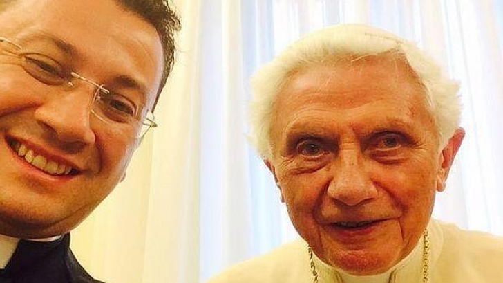 Papa emerit Benedict al XVI-lea, într-un selfie postat pe internet 