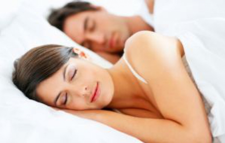 5 beneficii surprinzătoare ale dormitului în pielea goala