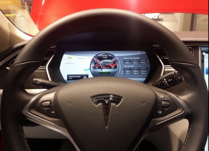 "Gadgetul" celor mari: Tesla S, cea mai inteligentă mașină electrică VIDEO