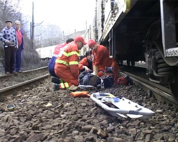 Accident GRAV în Bacău: trenul a SPULBERAT doi bărbaţi