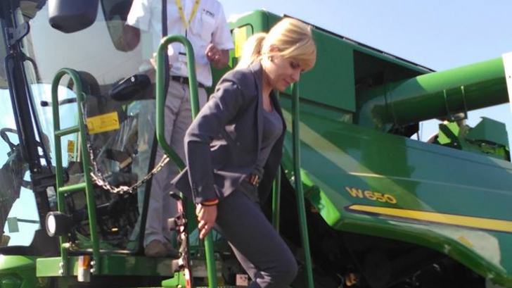 Elena Udrea a luat lecţii de conducere a tractorului şi combinei