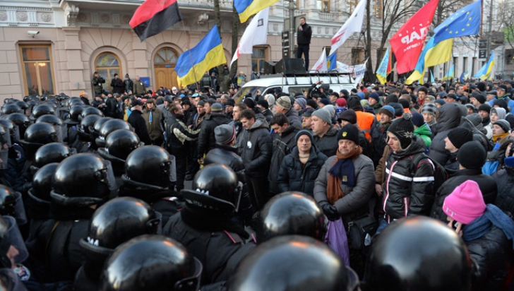 Ciocniri între manifestanţi şi poliţie în faţa Parlamentului de la Kiev