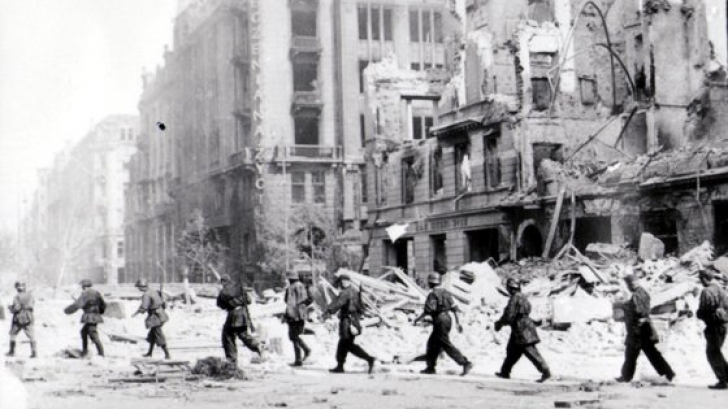 Revolta din Varşovia, din 1944, între masacrele naziste şi trădările sovietice