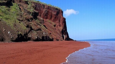 'Red Sand Beach', plaja cu nisip roșu