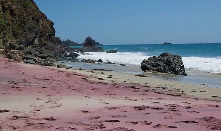 Pffeifer Purple', din California, este una dintre plajele favorite ale locuitorilor din orașele apropiate, nu numai pentru culoarea liliachie a nisipului său, dată de fragmentele de ametist șlefuite de mare, ci și pentru că este un mic paradis aproape ascuns