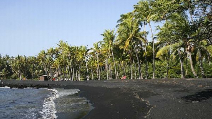 Punalu'u Beach' (sau Black Sand Beach), din Hawaii (SUA), este o plajă cu nisip de culoare neagră