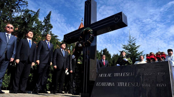 Cum a început campania:Ponta, cu o mireasă, Iohannis scoate o carte, Tăriceanu se visează președinte