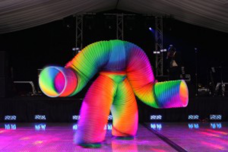 Costumul de 1 milion de dolari, Veniamin’s Human Slinky, a fost purtat de fostul gimnast român Ioan Veniamin Oprea, în cadrul show-ului de televiziune America’s Got Talent