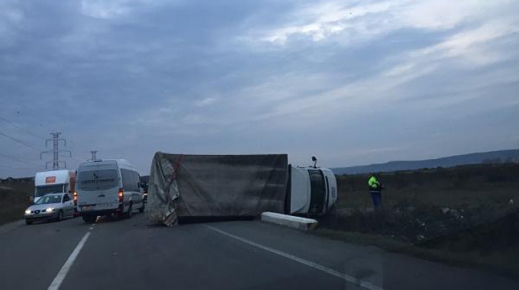 Accident SPECTACULOS pe centura Clujului. Un camion a fost răsturnat pe drum de un șofer / Foto: stiridecluj.ro