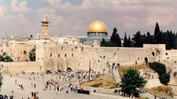 Abbas: Decizia Israelului de a închide Esplanada Moscheilor reprezintă "o declaraţie de RĂZBOI"