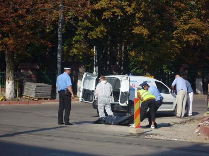 DRAMĂ - Un bărbat a murit după ce a fost accidentat de o maşină pe acostamentul unui drum naţional