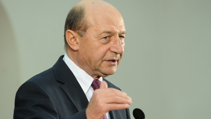 Băsescu: Eu aş discuta în campanie despre relaţia cu SUA, despre bugetul Apărării, despre banii UE