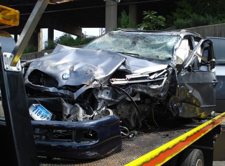 Accident GROAZNIC - Trei fete au rupt cu X5-ul doi copaci din Baia Mare şi au ricoşat în altă maşină