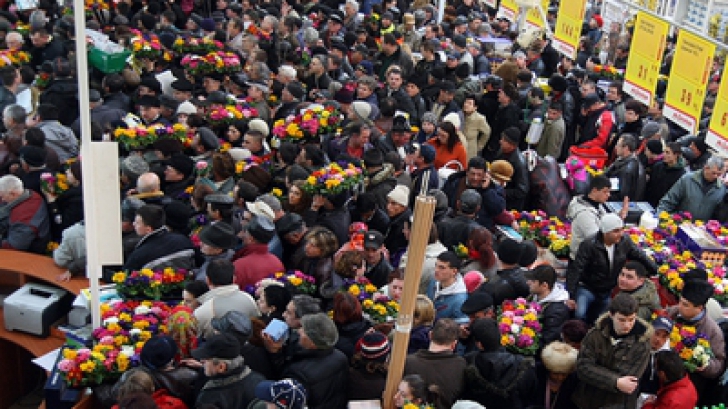 Bătaie pe bormaşini, sute de români s-au călcat în picioare pentru bormaşini la preţ redus