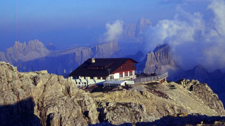 Top 6 cabane la munte construite în locuri periculoase