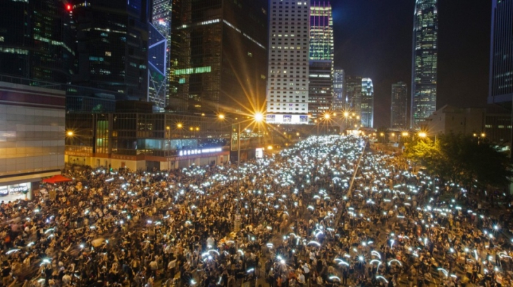 HONG KONG. Zeci de mii de protestatari ies în stradă în fiecare zi