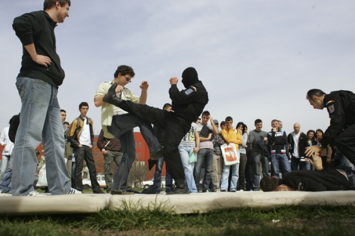 SCANDAL - Doua bande rivale s-au luat la bătaie pe străzile din Timişoara. Pumni pe bulevard