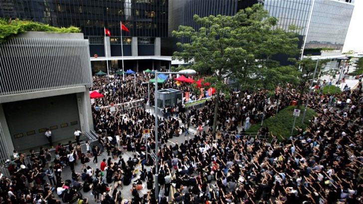  Hong Kong, ciocniri între SUTE de protestatari și susținătorii pro democrație 