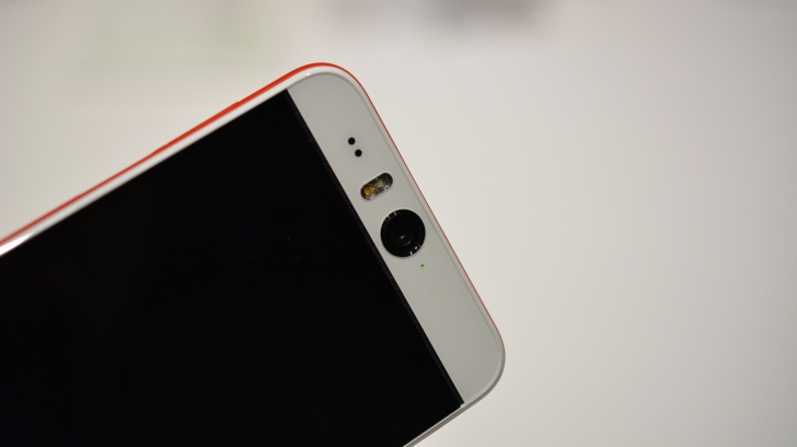 HTC tocmai A SPULBERAT CONCURENȚA: are cel mai tare telefon pentru selfie