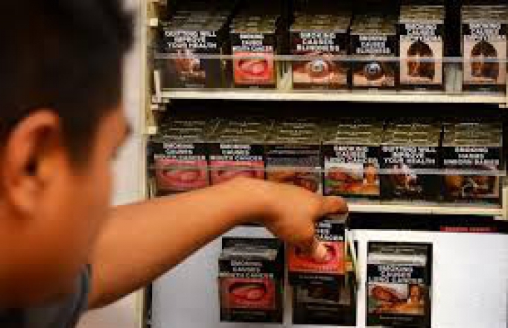 În Australia, toate pachetele de ţigări arată la fel şi au imagini terifiante cu efectele fumatului