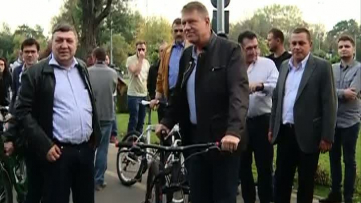 Iohannis, cu bicicleta prin fața sediului PSD