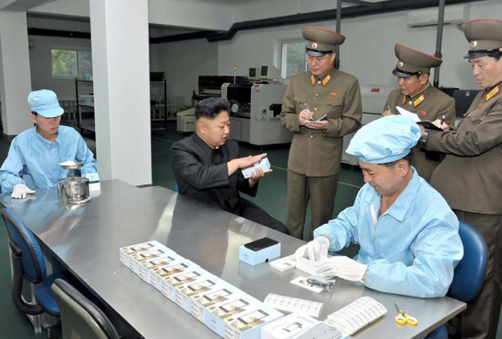 Vizita liderului coreean in fabrica de telefoane mobile