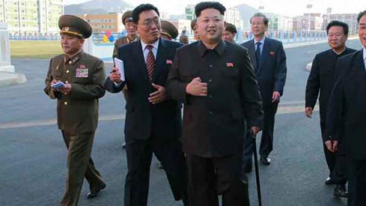 Kim Jog Un a apărut în public, sprijinit în BASTON