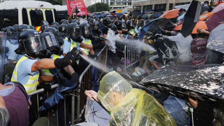 Hong Kong: Manifestanţii prodemocraţie au înfruntat din nou forţele de poliţie 