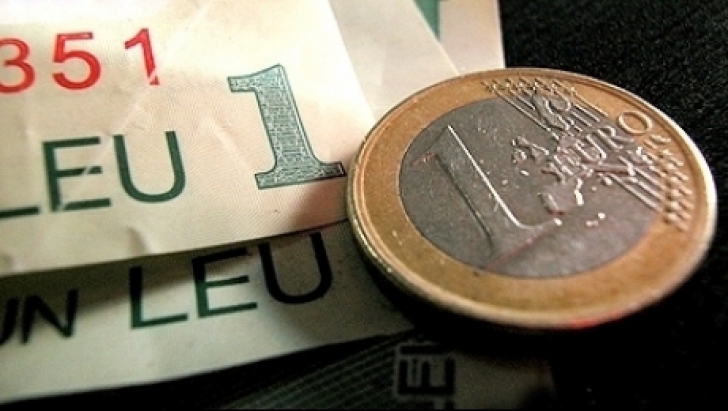 Schimbări importante pe piaţa valutară: euro crește, dolarul scade