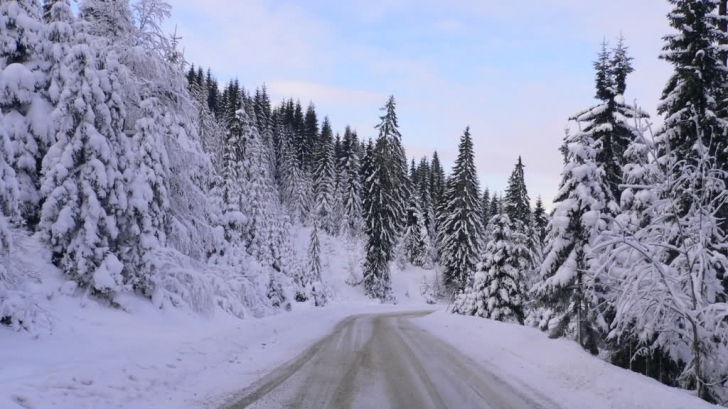Circulaţie îngreunată de zăpadă în Maramureş. Fotografie de arhivă