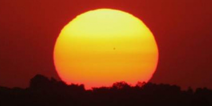 Cea mai mare pată solară din ultimii 24 de ani, vizibilă cu ochiul liber pe suprafaţa Soarelui