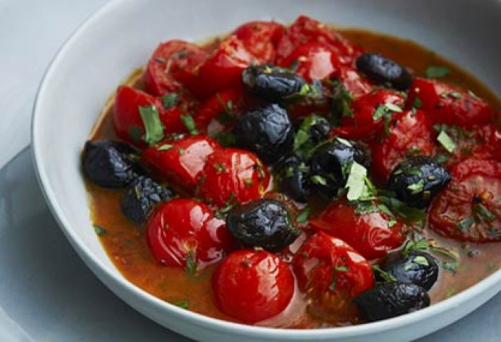 Roşii cherry cu măsline, în sos cald de usturoi