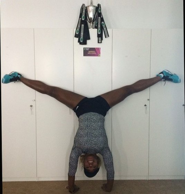SIMONA HALEP. Serena Williams a făcut o poză cu trofeul de la Singapore în ciuda sportivei noastre