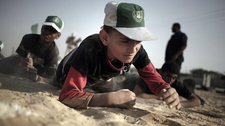 Statul Islamic difuzează filme despre educaţia copiilor din cadrul "Şcolii Jihadului" 