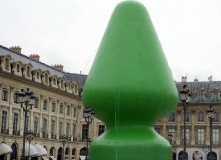 Jucăria sexuală din mijlocul oraşului Paris a fost VANDALIZATĂ. Ce au decis autorităţile