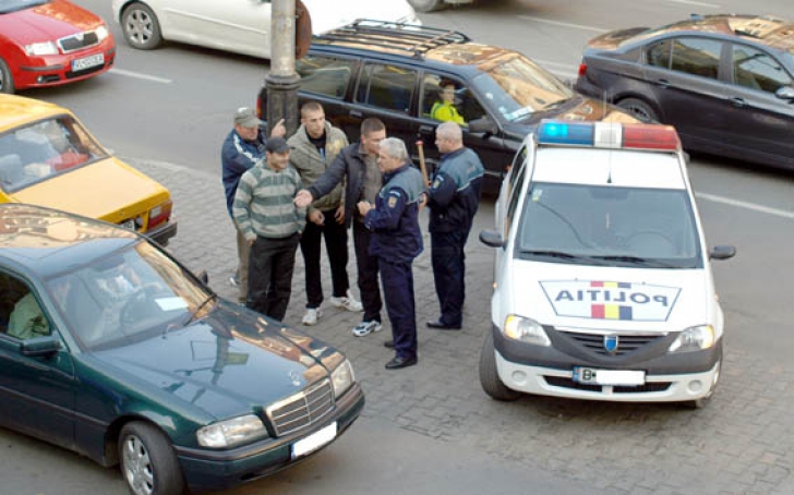 Urmărire ca-n filme în România: poliţia blocată şi opt focuri trase pentru prinderea infractorilor