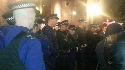 Tensiuni la ambasada Rom&acirc;niei la Londra, după ce sute de rom&acirc;ni nu au reuşit să voteze